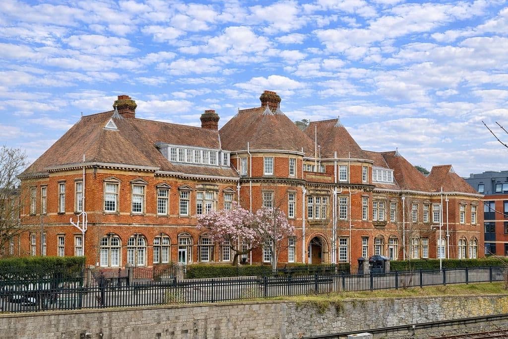 Apsley Road, Mutley , Plymouth, Devon, PL4 6AR